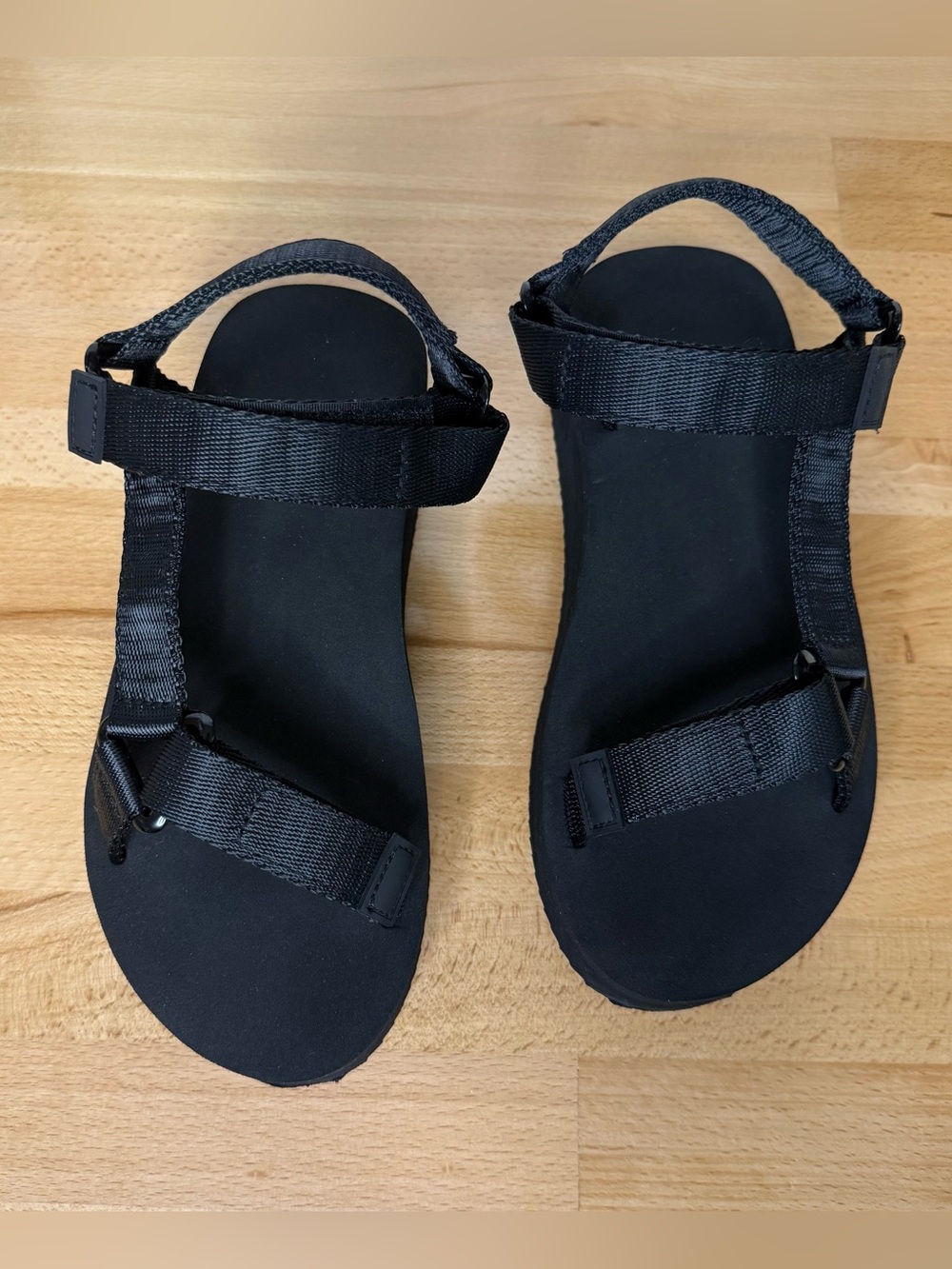 Women's Black Platform Strappy Outdoor Sandals, size 6